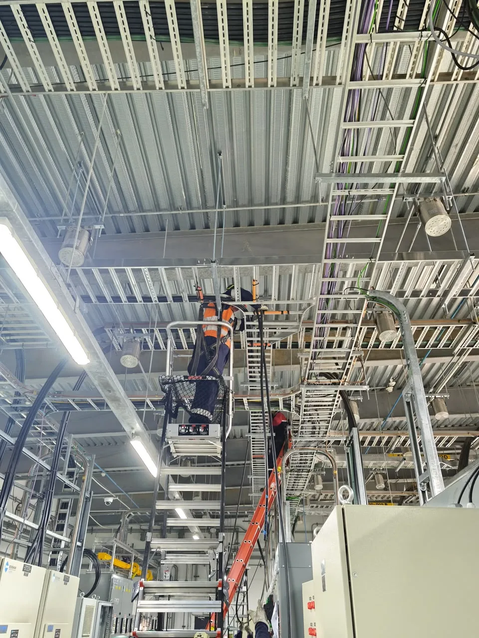 Trabajos de ingeniería eléctrica en instalación industrial