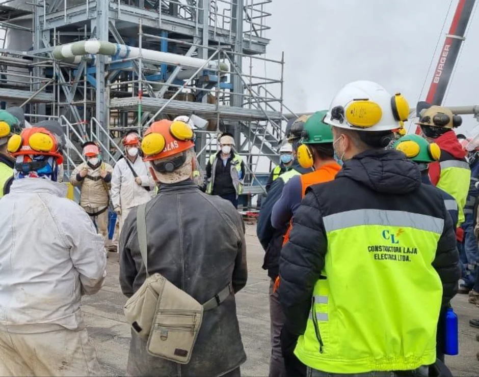 Equipo de Constructora Laja Eléctrica en actividad industrial